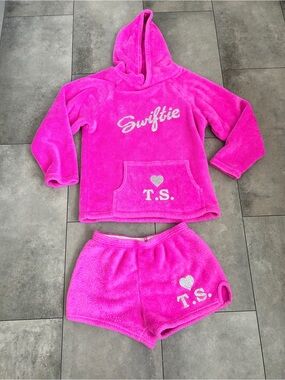 Girls Taylor Swift Swiftie bright pink fuzzy hoodie and shorts 14-16 or small